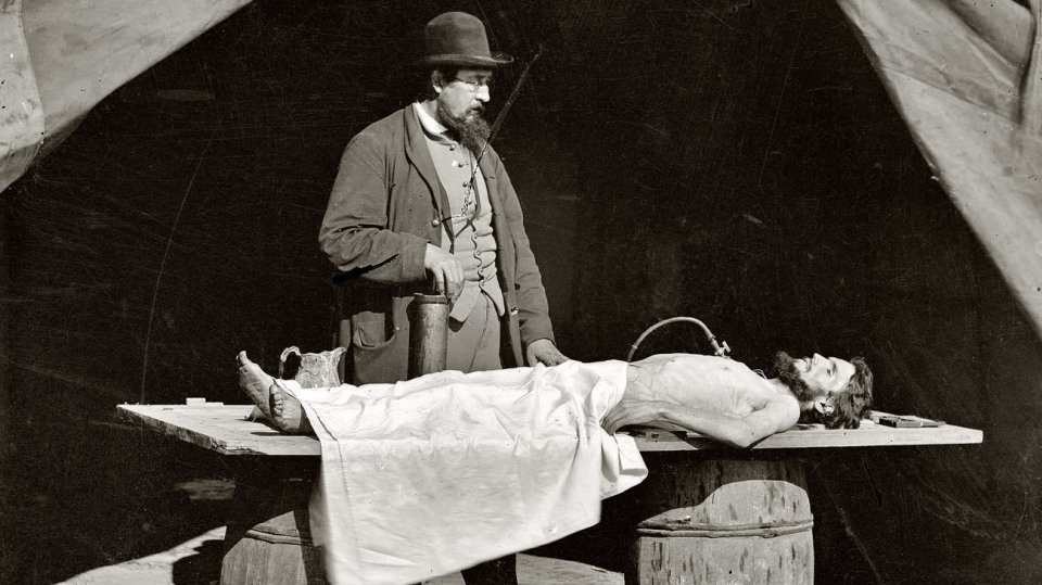 Doktor Richard Burr při balzamování neznámého vojáka během občanské války.